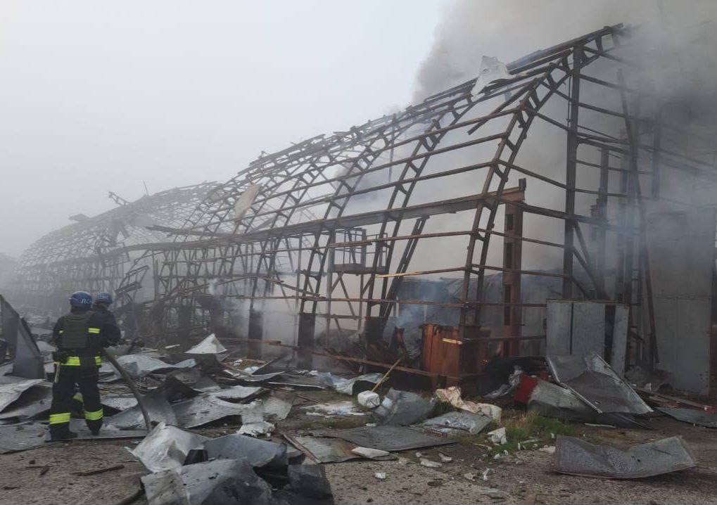 Пошкоджені будинки, є постраждалі: окупанти вночі атакували Дніпро ракетами і дронами-камікадзе - рис. 1