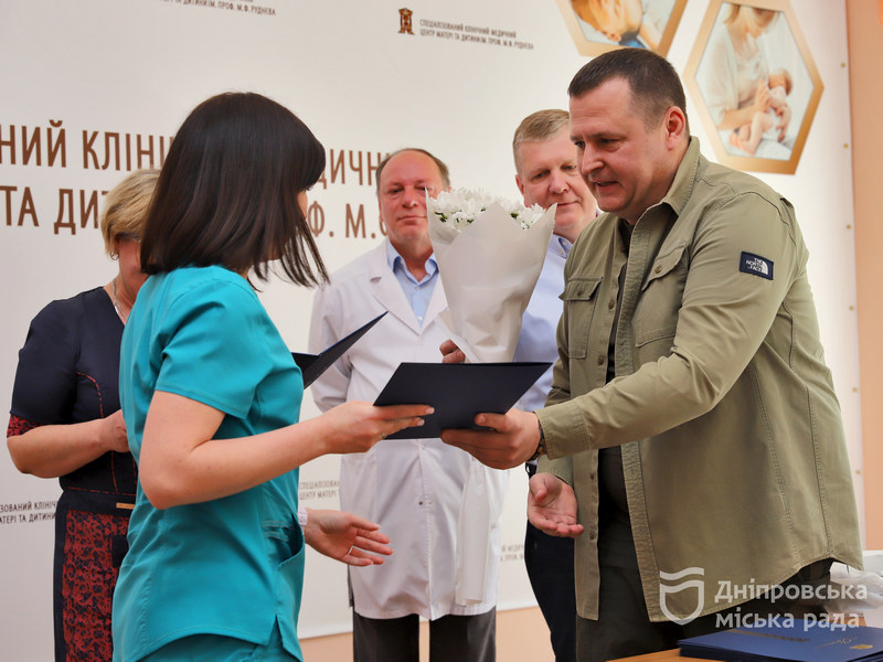 Мер Дніпра нагородив колектив лікарні ім. Руднєва, яка відзначає 110-річчя заснування