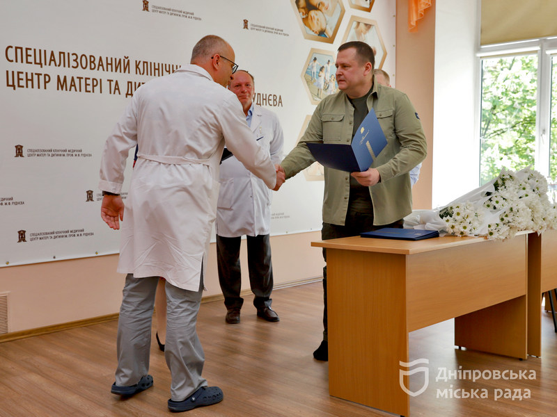 Мер Дніпра нагородив колектив лікарні ім. Руднєва, яка відзначає 110-річчя заснування