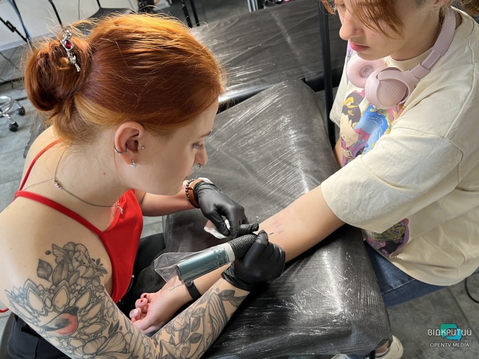 Тату за донат: в Днепре провели благотворительную акцию в поддержку ВСУ - рис. 14