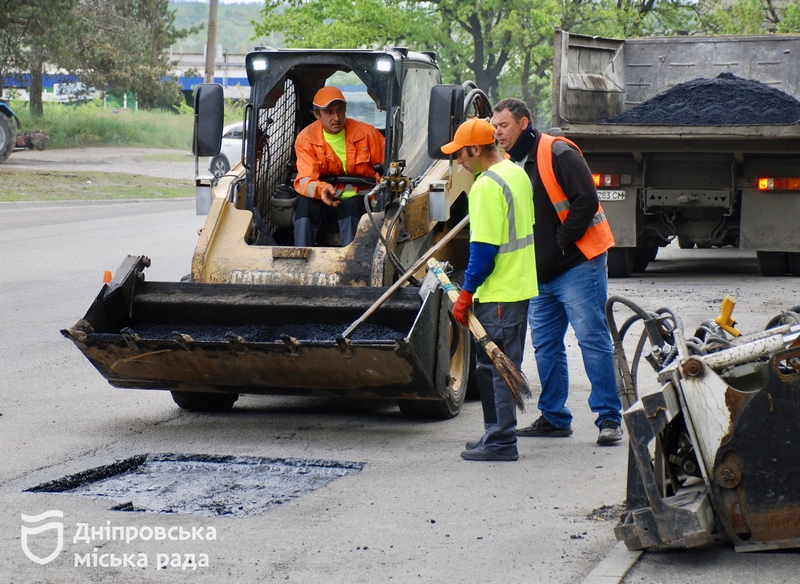 У Дніпрі тривають ремонти доріг, модернізація зовнішнього освітлення: де проводяться роботи