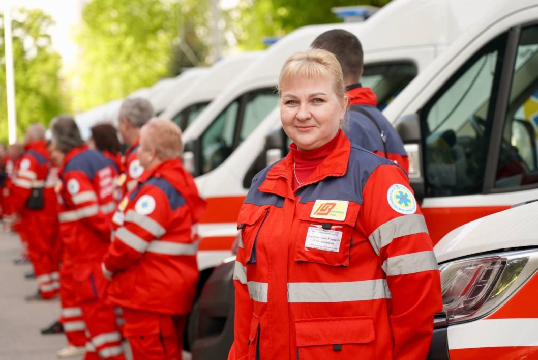 В Днепре Областному центру экстренной медицинской помощи передали 36 машин скорой помощи