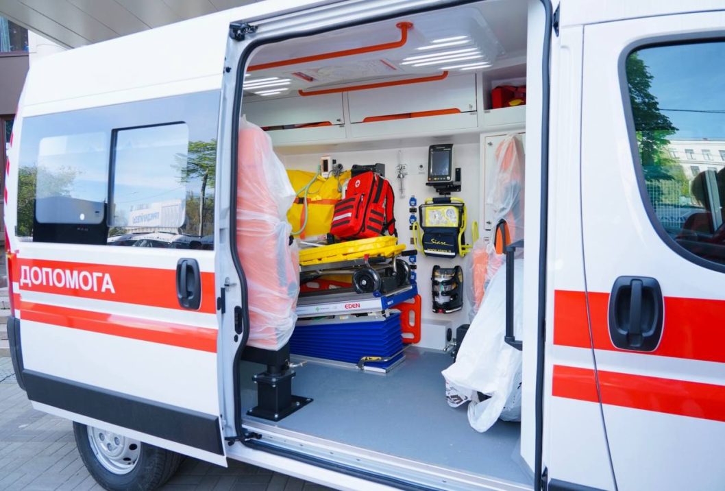 В Днепре Областному центру экстренной медицинской помощи передали 36 машин скорой помощи