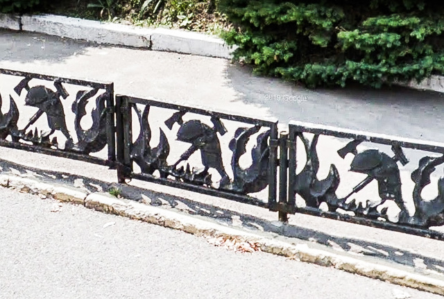В центре Днепра исчезла старинная художественная ограда