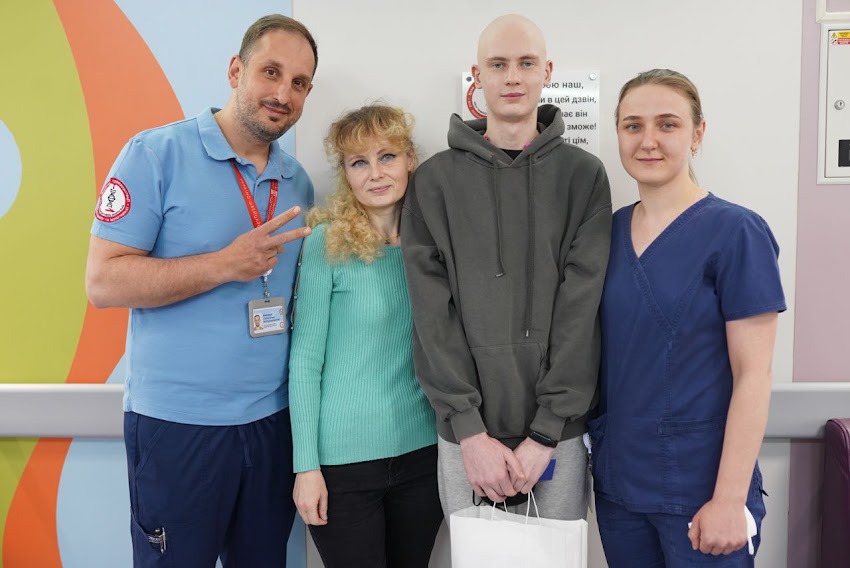 В Охмадете сделали первую в Украине пересадку костного мозга от неродного донора 18-летнему павлоградцу