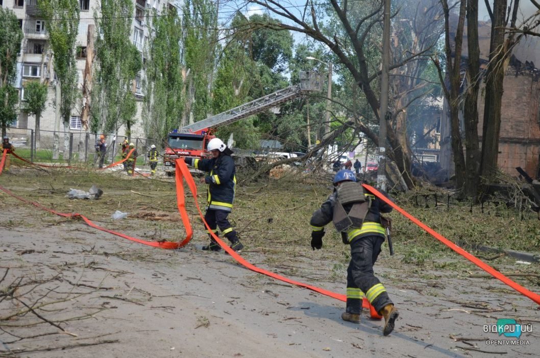 Значительные разрушения и 23 пострадавших: в Днепре ликвидируют последствия ракетного удара по медучреждению