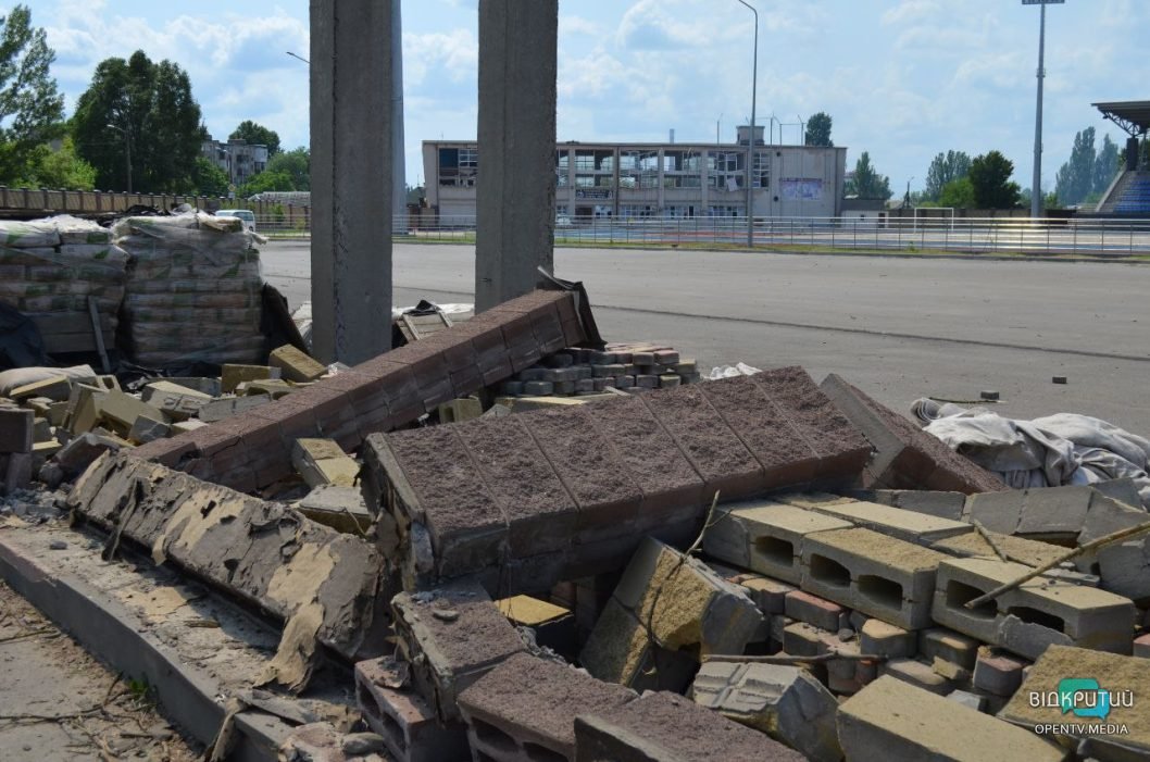 Значні руйнування та 23 постраждалих: у Дніпрі ліквідують наслідки ракетного удару по медустанові