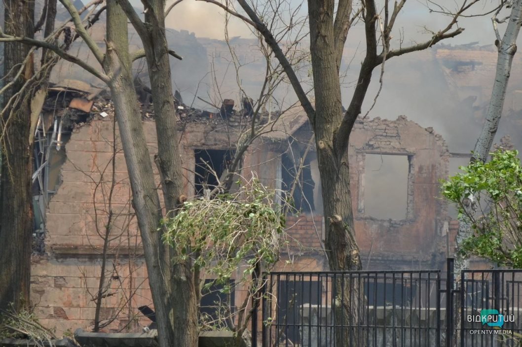 Значні руйнування та 23 постраждалих: у Дніпрі ліквідують наслідки ракетного удару по медустанові