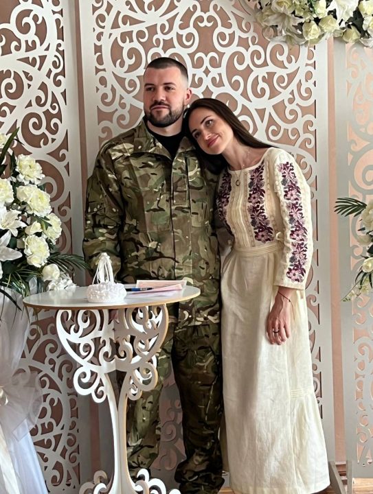 Кохання перемагає все: у Дніпрі зіграли весілля відомий захисник України та красуня-наречена