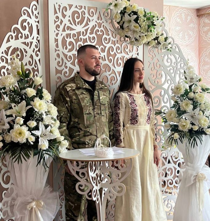 Кохання перемагає все: у Дніпрі зіграли весілля відомий захисник України та красуня-наречена