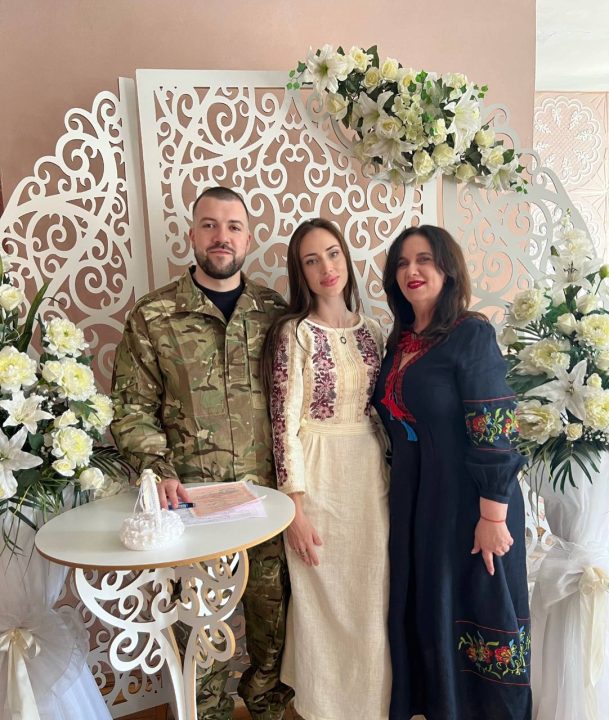 Любовь побеждает все: в Днепре сыграли свадьбу известный защитник Украины и красавица-невеста