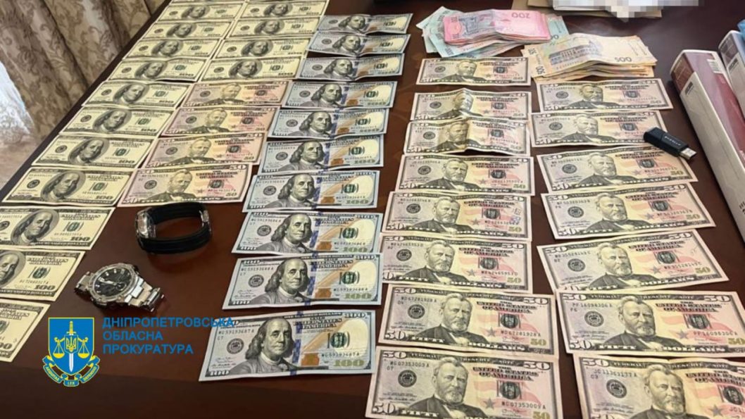 Вимагали неіснуючий борг у 200 000 доларів: у Дніпрі затримали поліцейського та його спільника