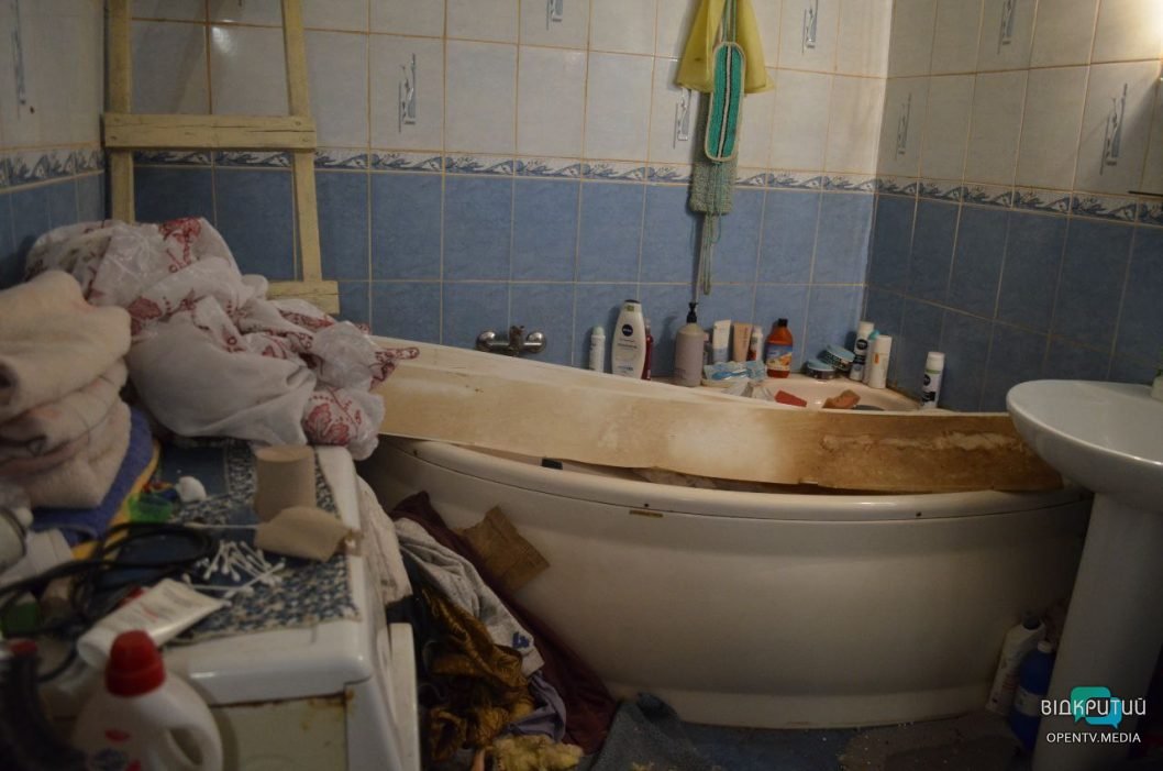 Поврежденные дома и разрушенные жизни: последствия ракетных ударов по частному сектору в Павлограде - рис. 11