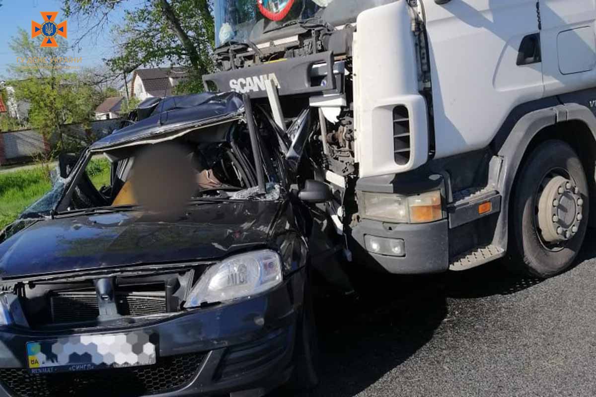 Авто розірвало навпіл: наслідки смертельної ДТП на Дніпропетровщині