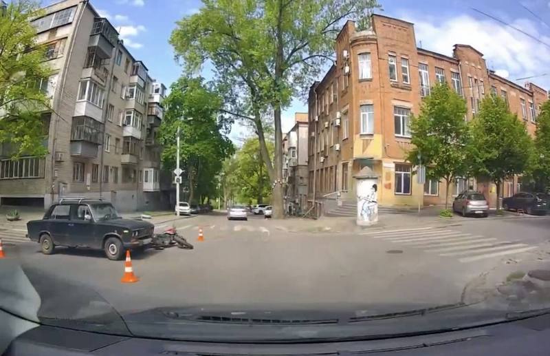 Дві аварії за день: у двох районах Дніпра збили кур'єрів доставки їжі