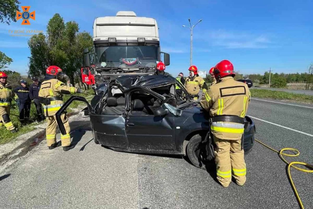 Авто розірвало навпіл: наслідки смертельної ДТП на Дніпропетровщині