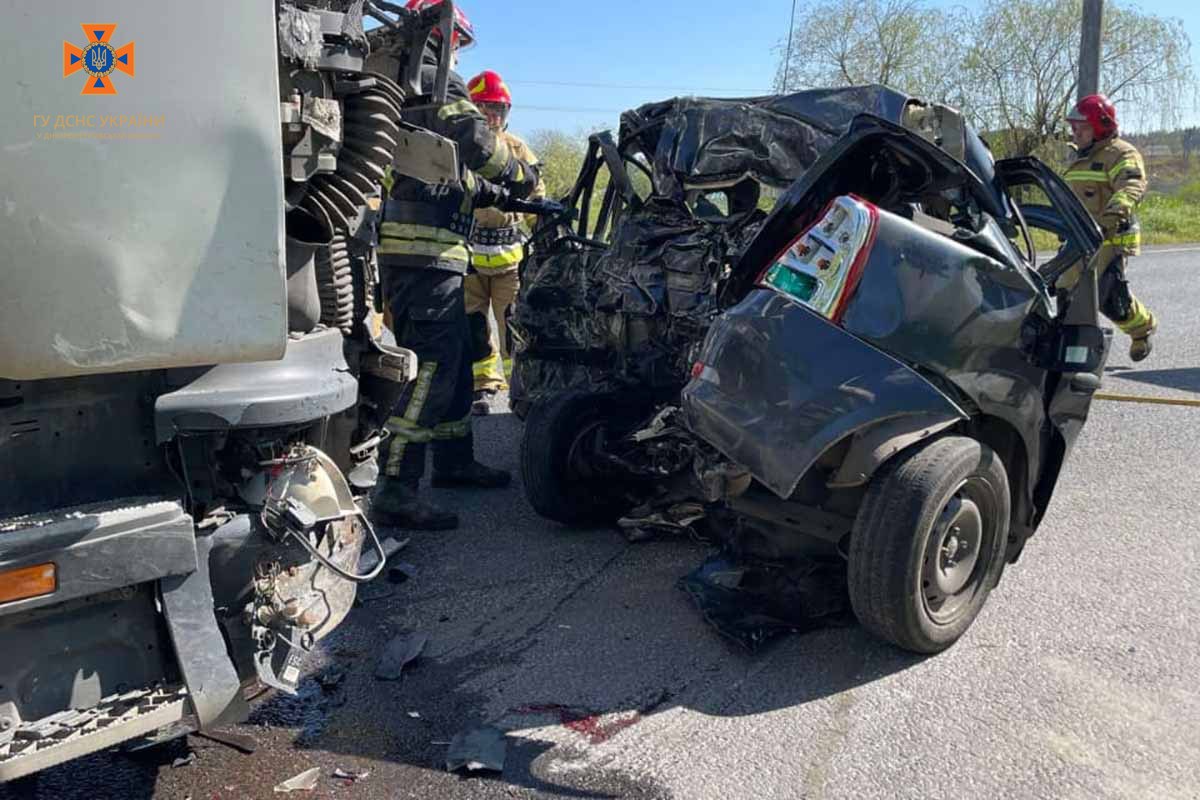 Авто розірвало навпіл: наслідки смертельної ДТП на Дніпропетровщині