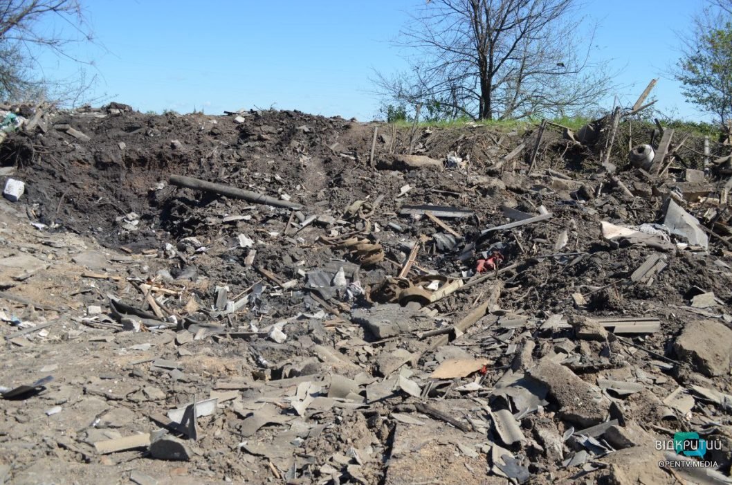 Поврежденные дома и разрушенные жизни: последствия ракетных ударов по частному сектору в Павлограде - рис. 1