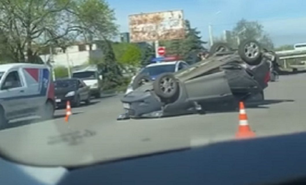 В Днепре в результате аварии Ford перевернулся на крышу: пострадал водитель - рис. 1