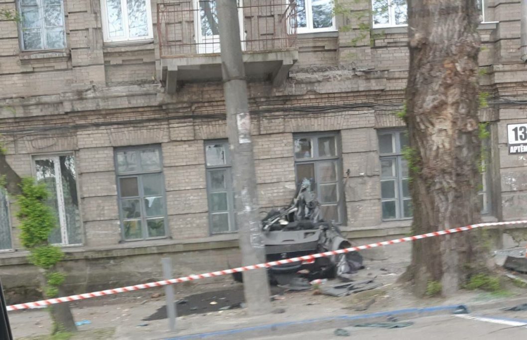 Смертельна ДТП: у центрі Дніпра внаслідок аварії машину розірвало на шмаття - рис. 1