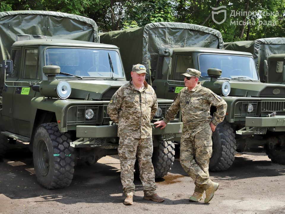 Потужні машини для більших результатів: Дніпро відправив на фронт чергові два десятки вантажівок