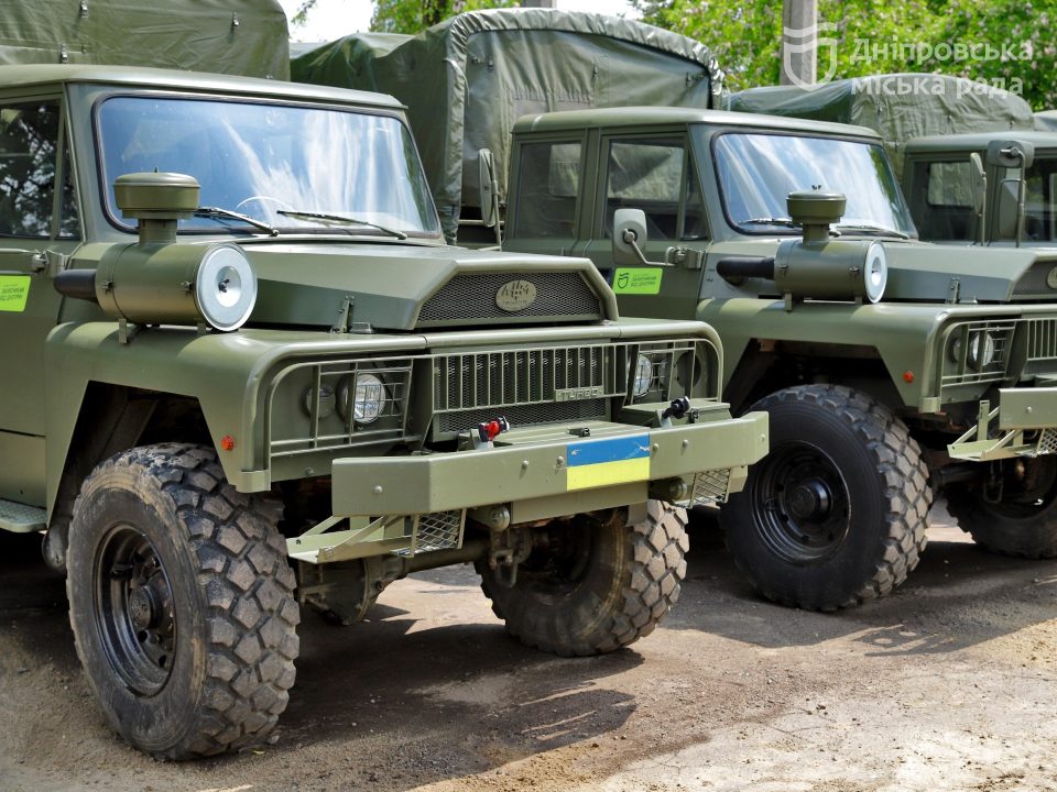 Потужні машини для більших результатів: Дніпро відправив на фронт чергові два десятки вантажівок