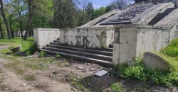 Розбита плитка та ями: як виглядає Севастопольський парк у Дніпрі