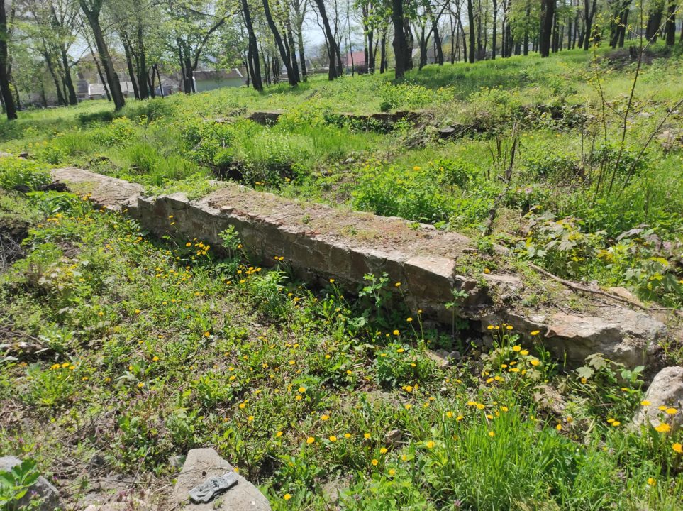 Разбитая плитка и ямы: как выглядит Севастопольский парк в Днепре - рис. 2