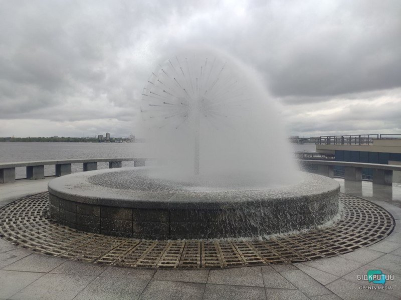 У Дніпрі запустили в роботу міські фонтани (Фото)