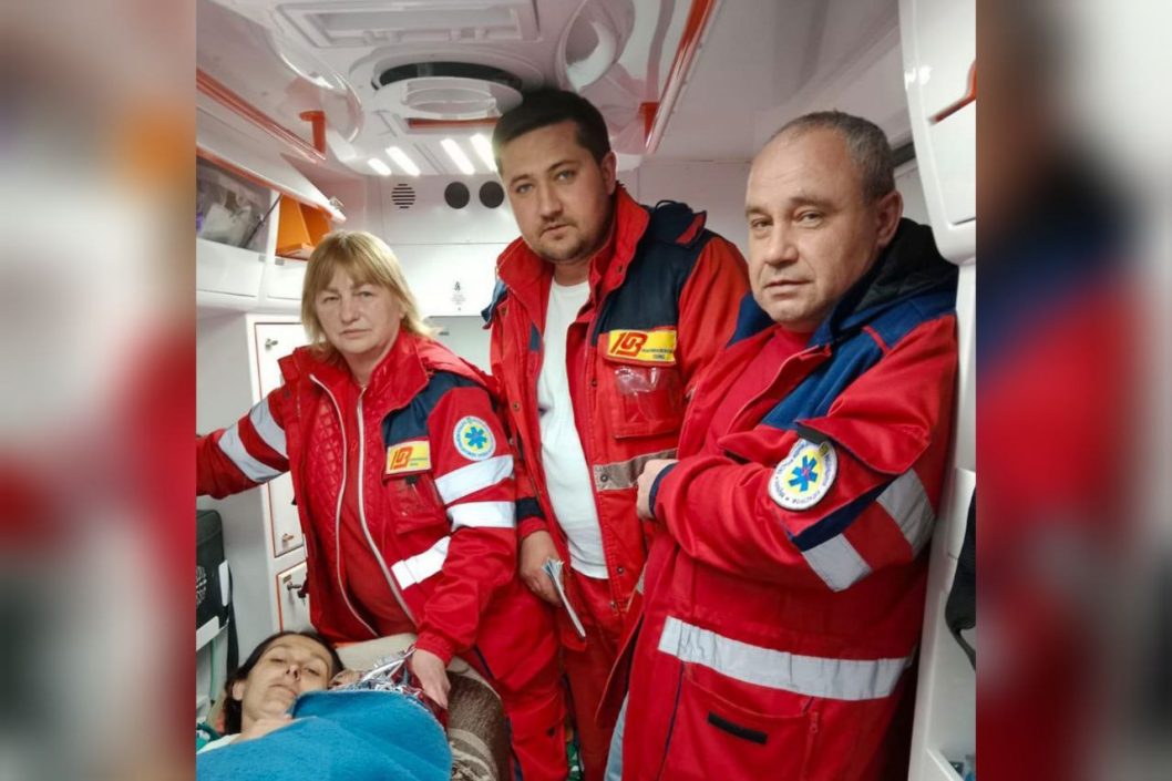 На Днепропетровщине медики скорой помощи приняли роды в санитарном автомобиле - рис. 1