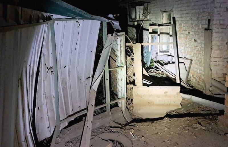 Пошкодженi будинки та лінії електропередач: вночі російські окупанти обстріляли Нікополь
