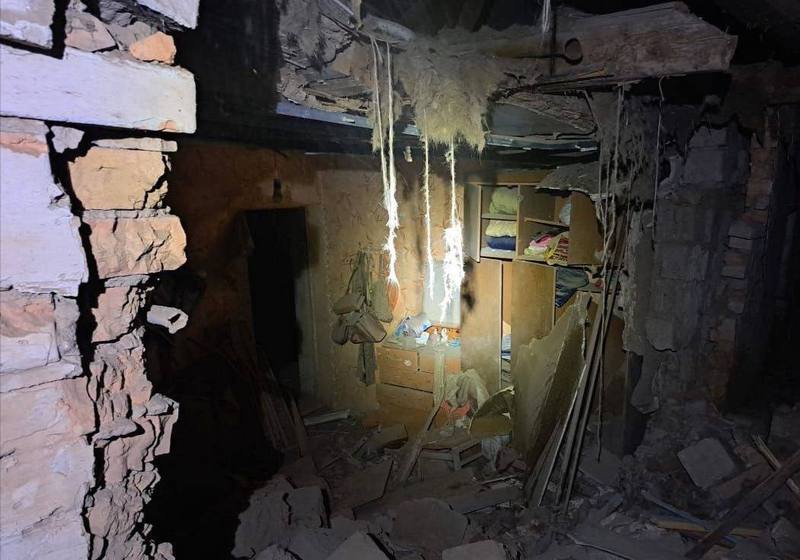 Пошкодженi будинки та лінії електропередач: вночі російські окупанти обстріляли Нікополь