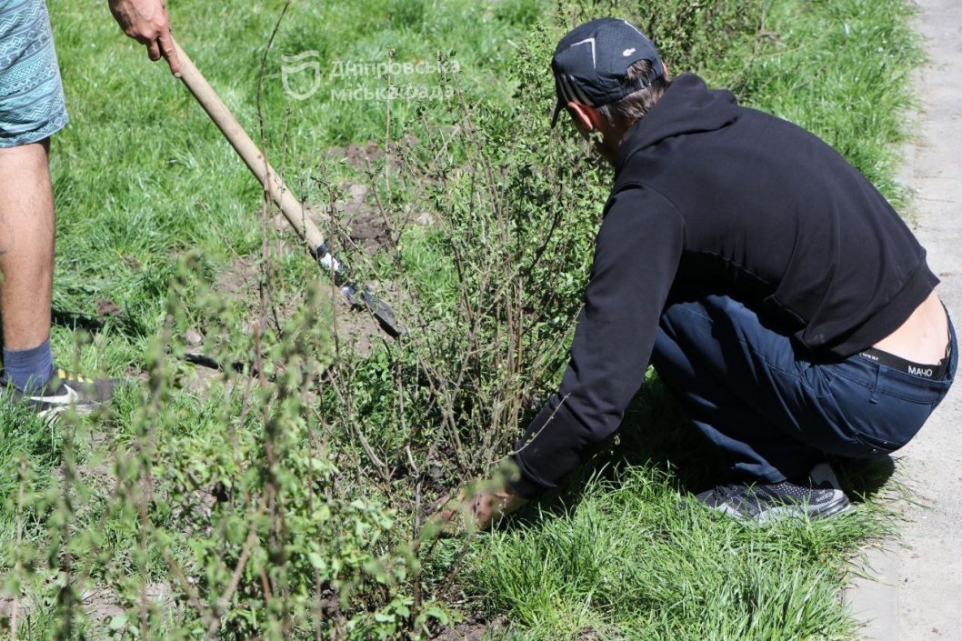 Понад 300 дніпрян на 7 локаціях: містяни вийшли на суботники у Центральному районі міста