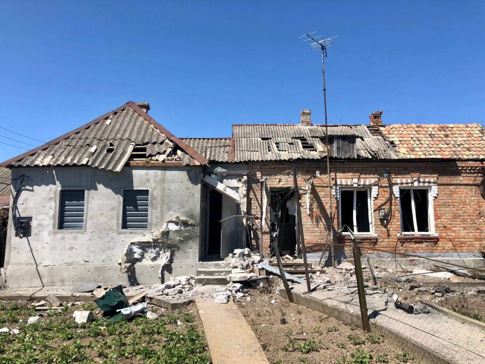 Окупанти вісім разів за день обстріляли Нікопольщину: постраждали семеро людей, є руйнування - рис. 1