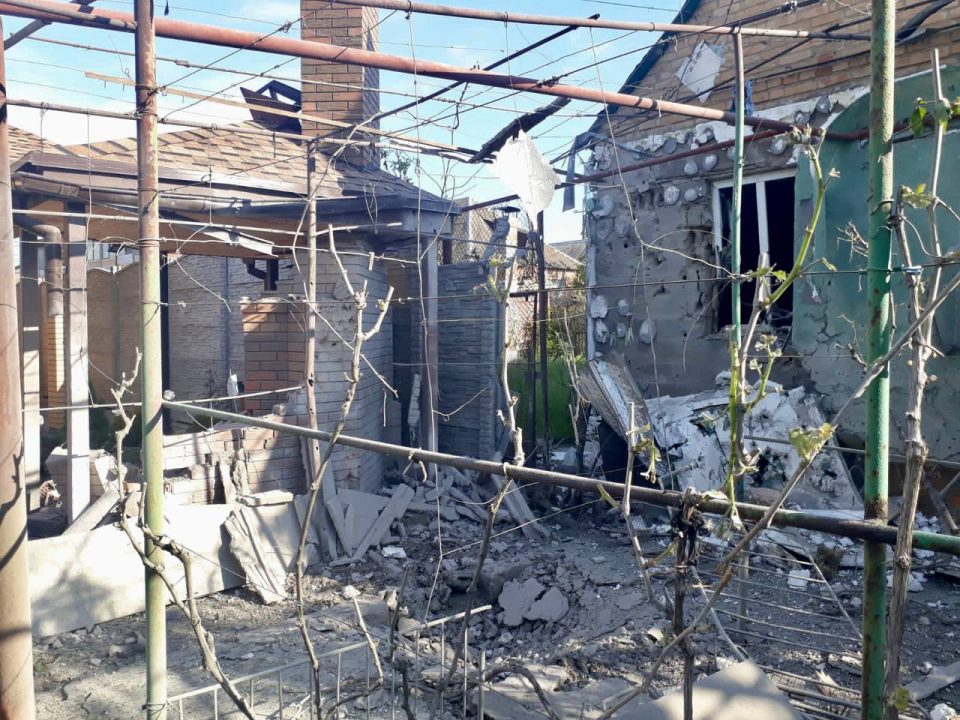 Повреждены дома и газопровод: российские оккупанты в течение дня обстреляли Никопольщину - рис. 1
