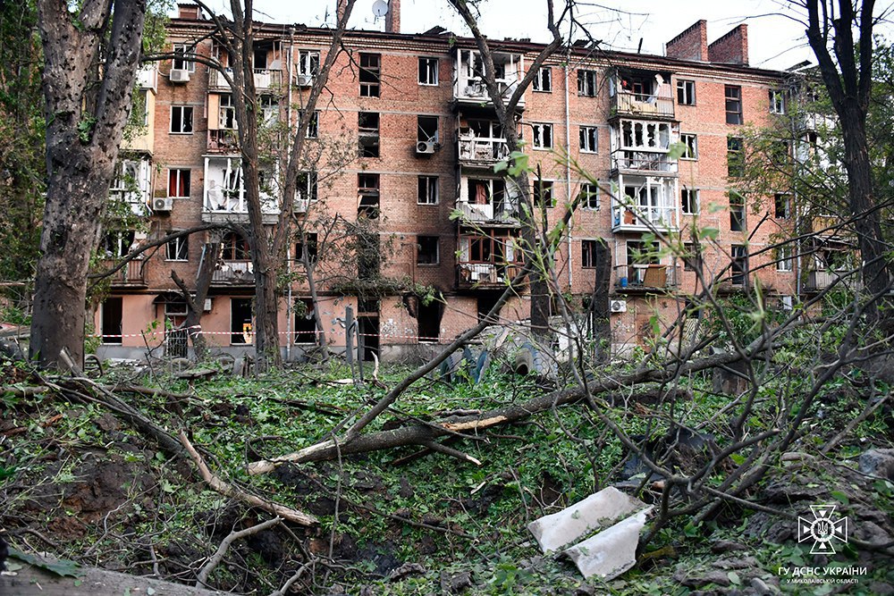 Повреждены жилые дома, пострадали 8 человек: последствия атаки регионов Украины дронами-камикадзе - рис. 1