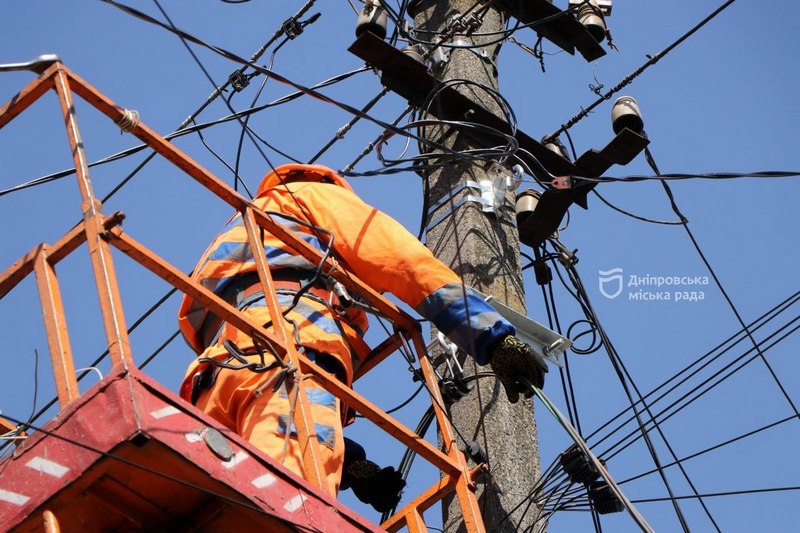 У Дніпрі на вулиці Зорі модернізували зовнішнє освітлення