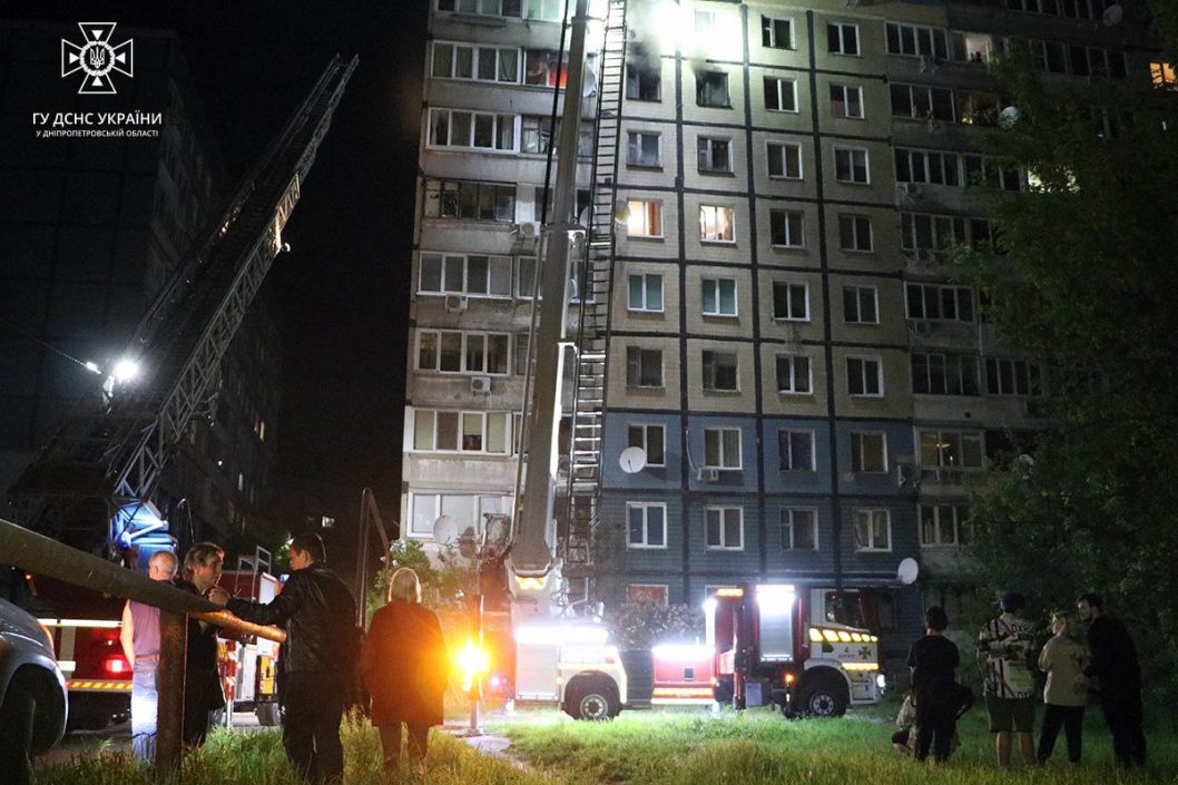 13 человек спасли, есть погибшие и пострадавшие: подробности пожара в многоэтажке в Днепре - рис. 1