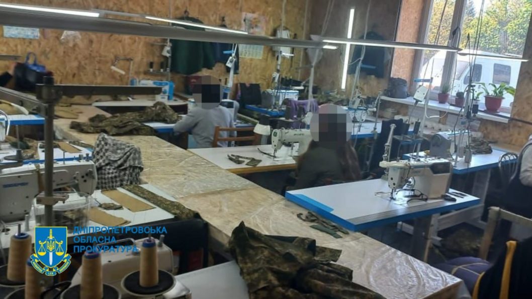 На Днепропетровщине директор предприятия украл миллион гривен на изготовлении одежды для ВСУ - рис. 1