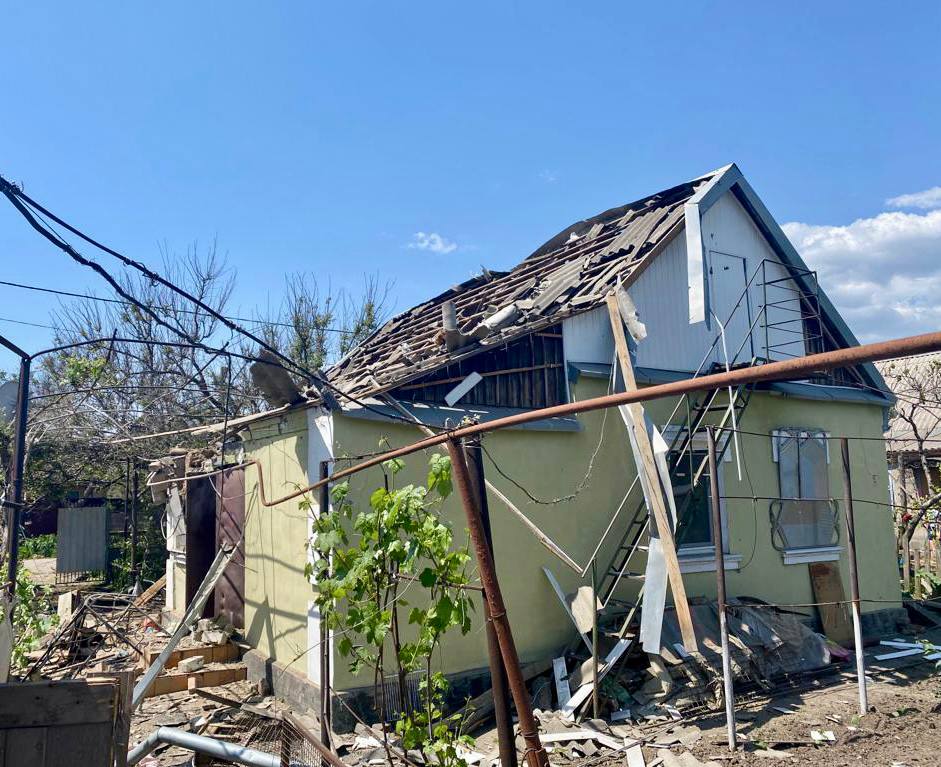 Российские оккупанты обстреляли Никопольщину: тысяча абонентов без света, есть пострадавшие - рис. 1