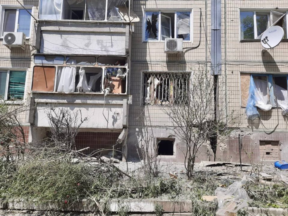 Российские оккупанты обстреляли Никопольщину: тысяча абонентов без света, есть пострадавшие - рис. 2