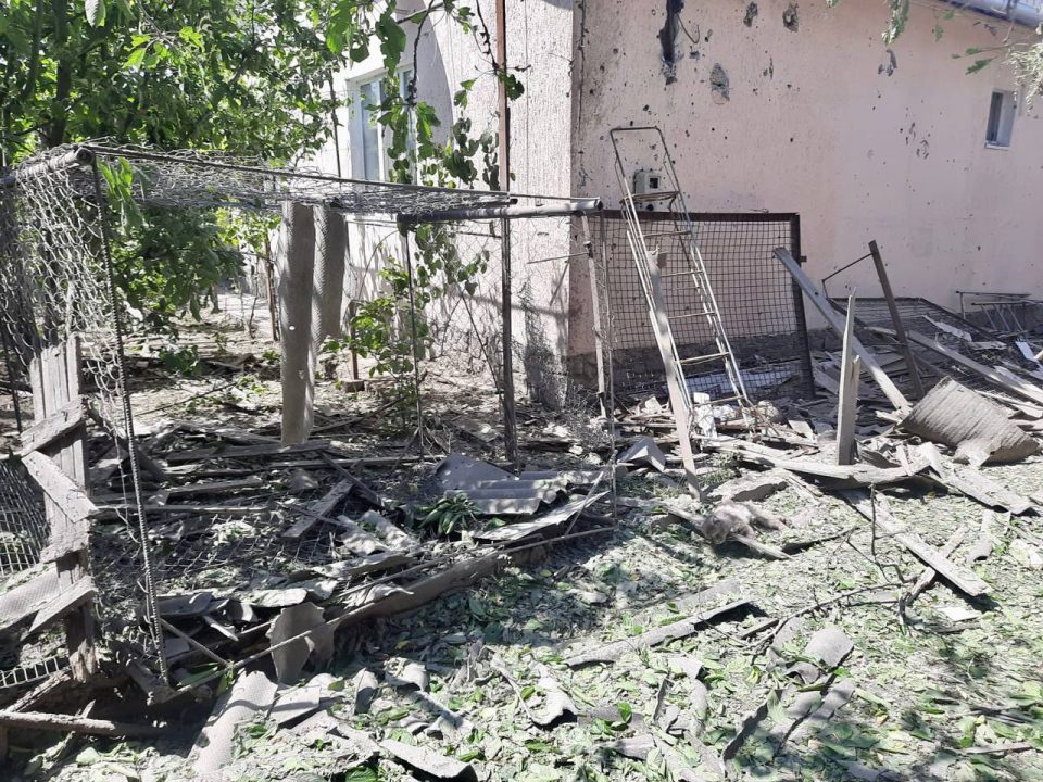 Российские оккупанты обстреляли Никопольщину: тысяча абонентов без света, есть пострадавшие - рис. 3