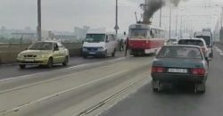 Спалахнув під час руху: у Дніпрі на мосту загорівся трамвай з людьми всередині
