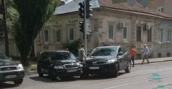 В Соборном районе Днепра столкнулись Mazda и Skoda: движение частично затруднено - рис. 2