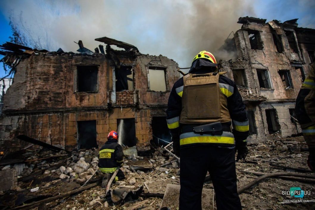 Спасатели завершили поисковые работы и разбор завалов уничтоженной российской ракетой больницы в Днепре - рис. 1