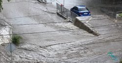 Дніпро накрило дощем з градом: вулиці міста затопило (Відео) - рис. 9