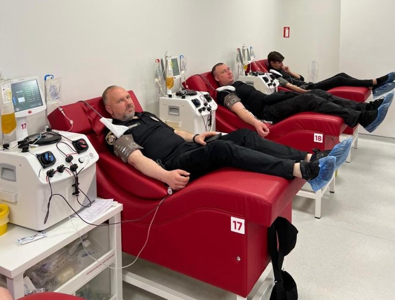 В Днепре правоохранители сдали кровь для спасения военных - рис. 1