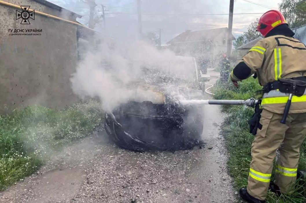 На Дніпропетровщині з невідомих причин згоріла «Mazda» - рис. 1