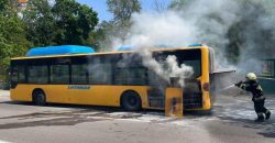 В Днепре спасатели потушили автобус №95, загоревшийся во время движения на маршруте - рис. 8