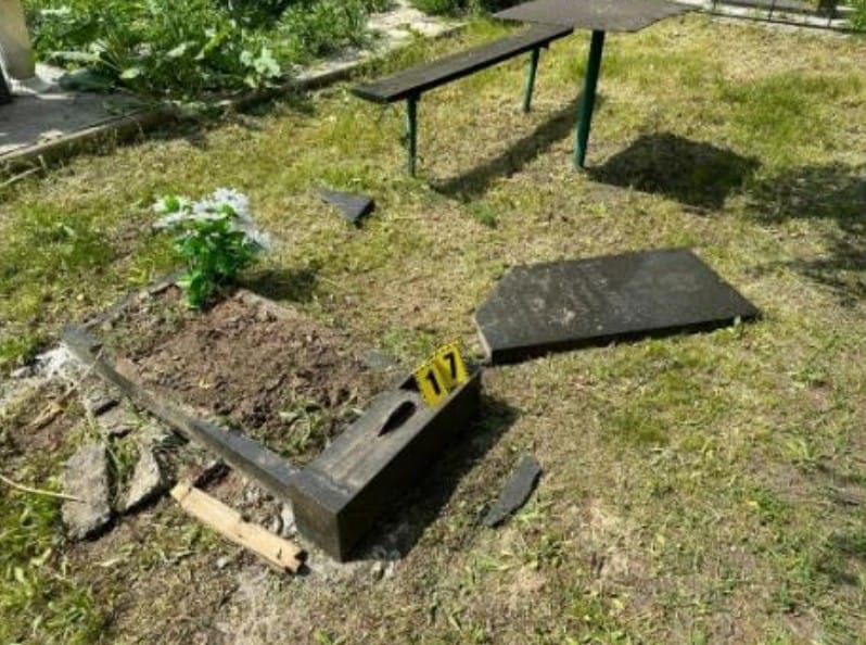 На Днепропетровщине вандал разгромил на кладбище надгробия родителей и односельчан - рис. 3